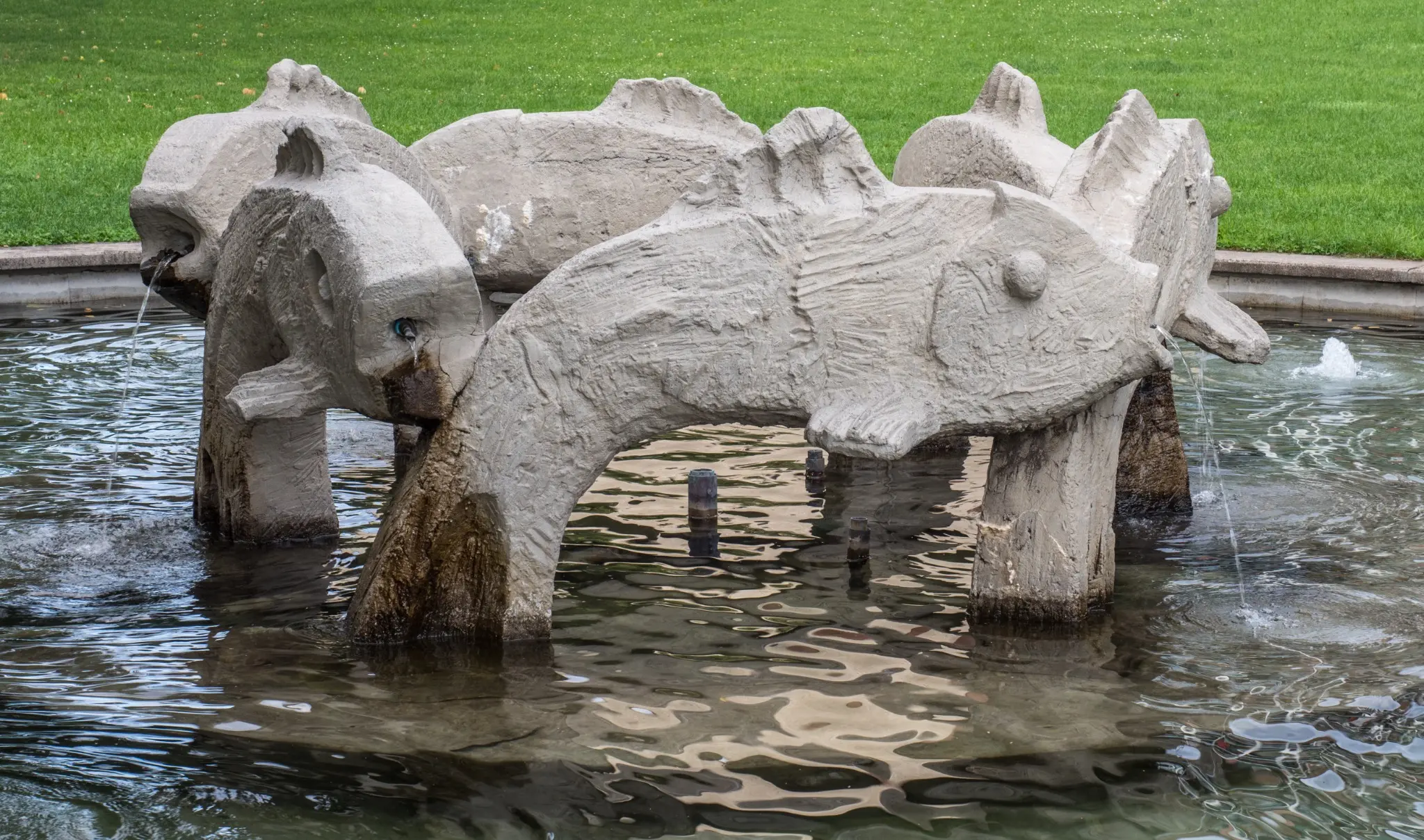 Der Delphinbrunnen am Gartenstädter Markt