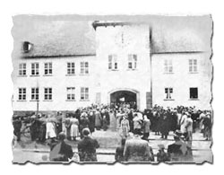 Historische Aufnahme: Menschen vor der Kunigundenschule