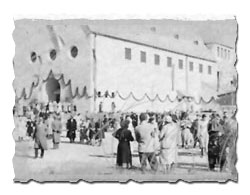 Historische Aufnahme: Versammlung vor der Kunigundenkirche