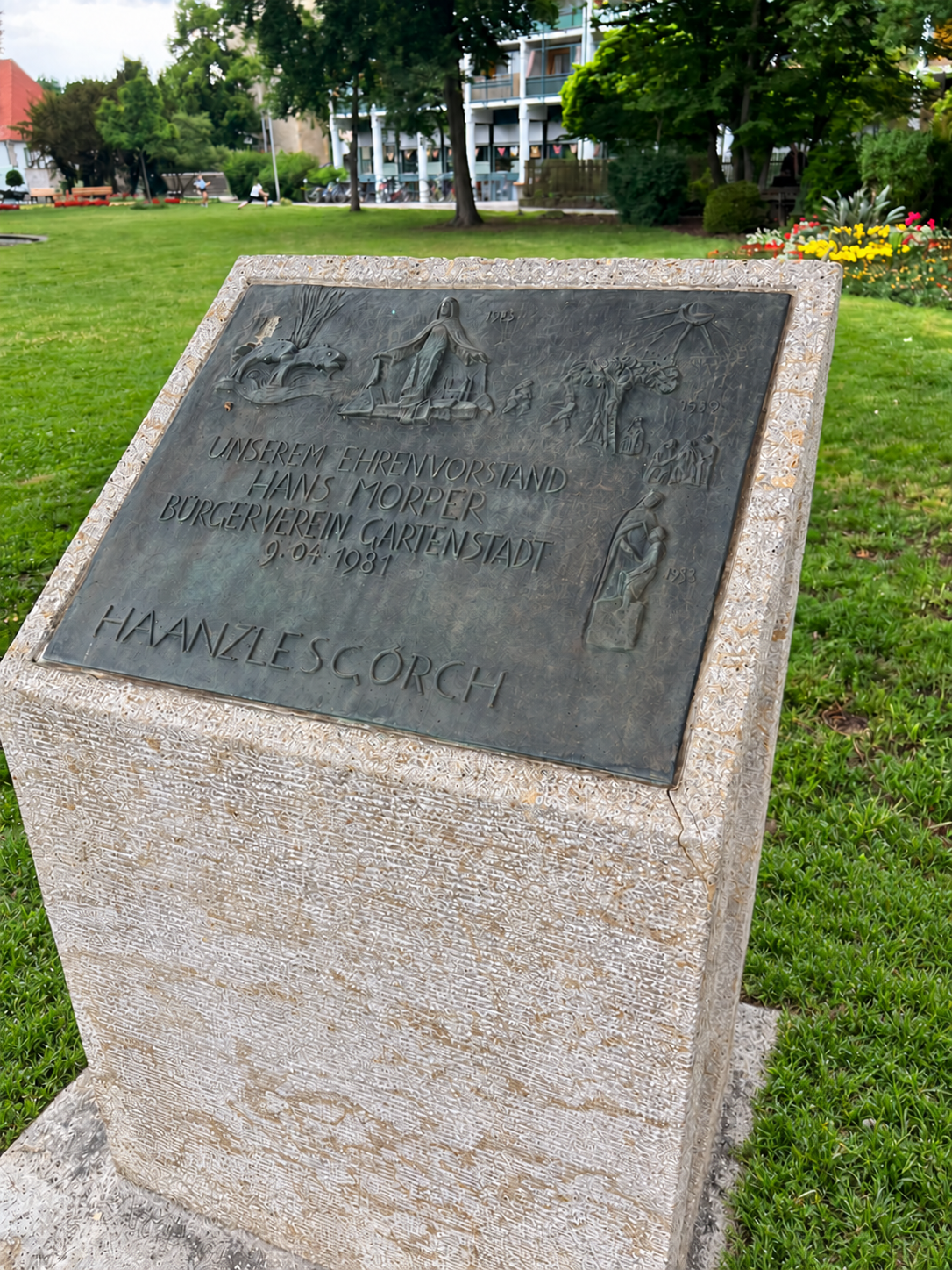 Gedenkstein mit Reliefplatte für Hans Morper