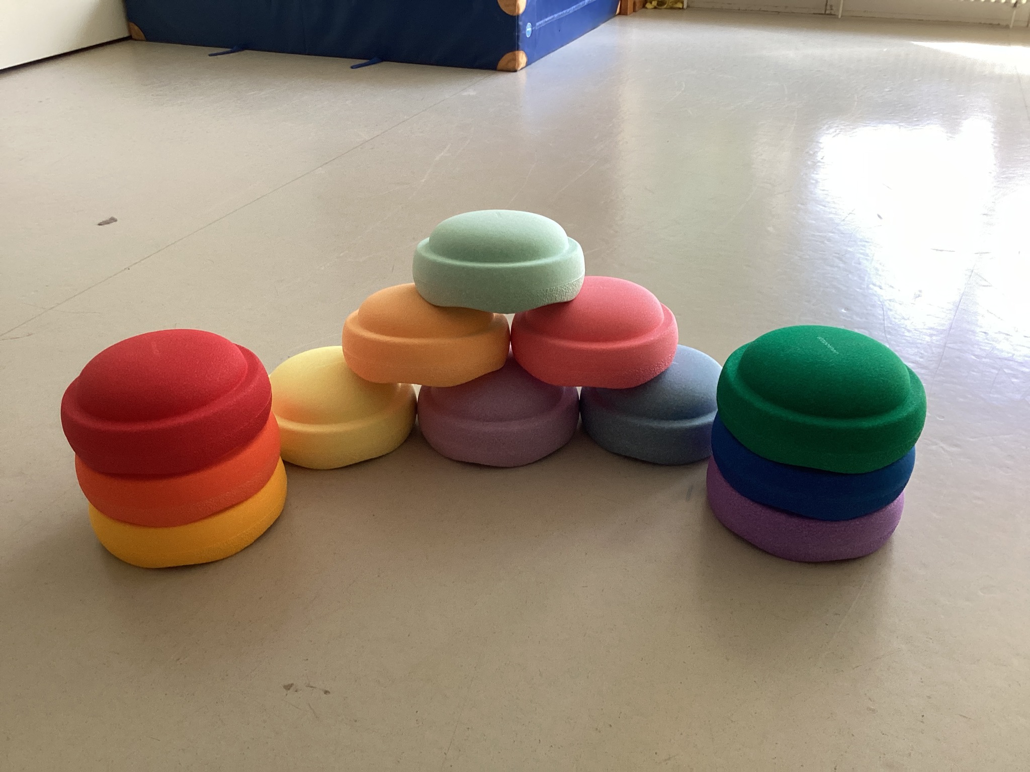 Bunte Stapelsteine im Turnraum des Kindergartens St. Kunigund, angeschafft mit unserer Spende
