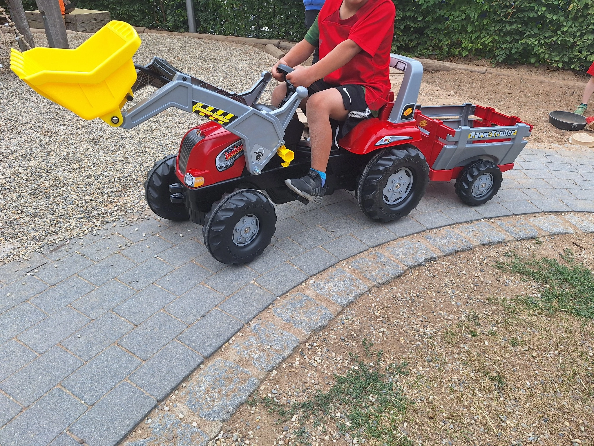 Der neue rote Spielzeug-Traktor mit Anhänger im Kinderhaus Luise Scheppler