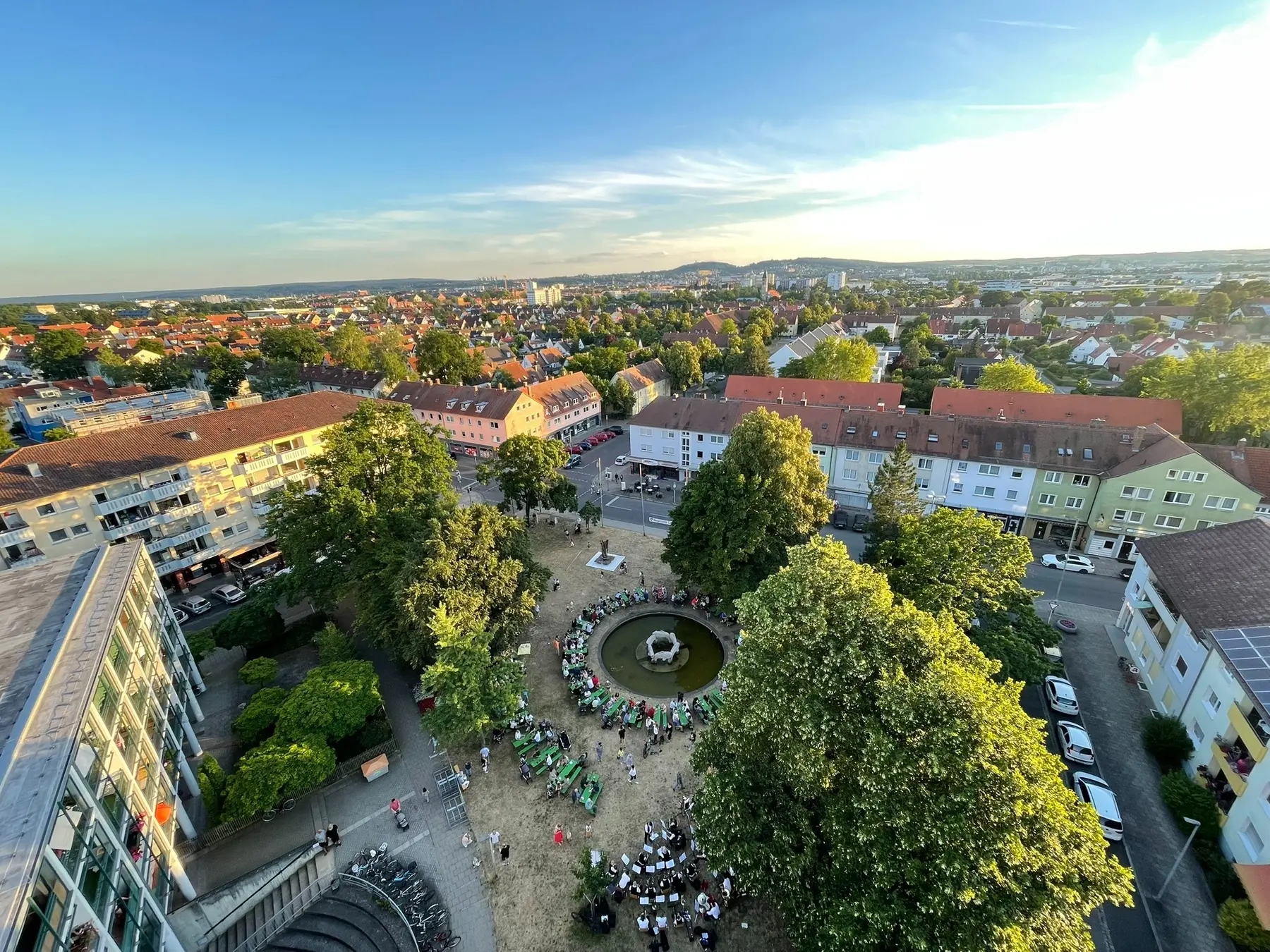 Blick von oben über den Gartenstädter Markt und den Stadtteil