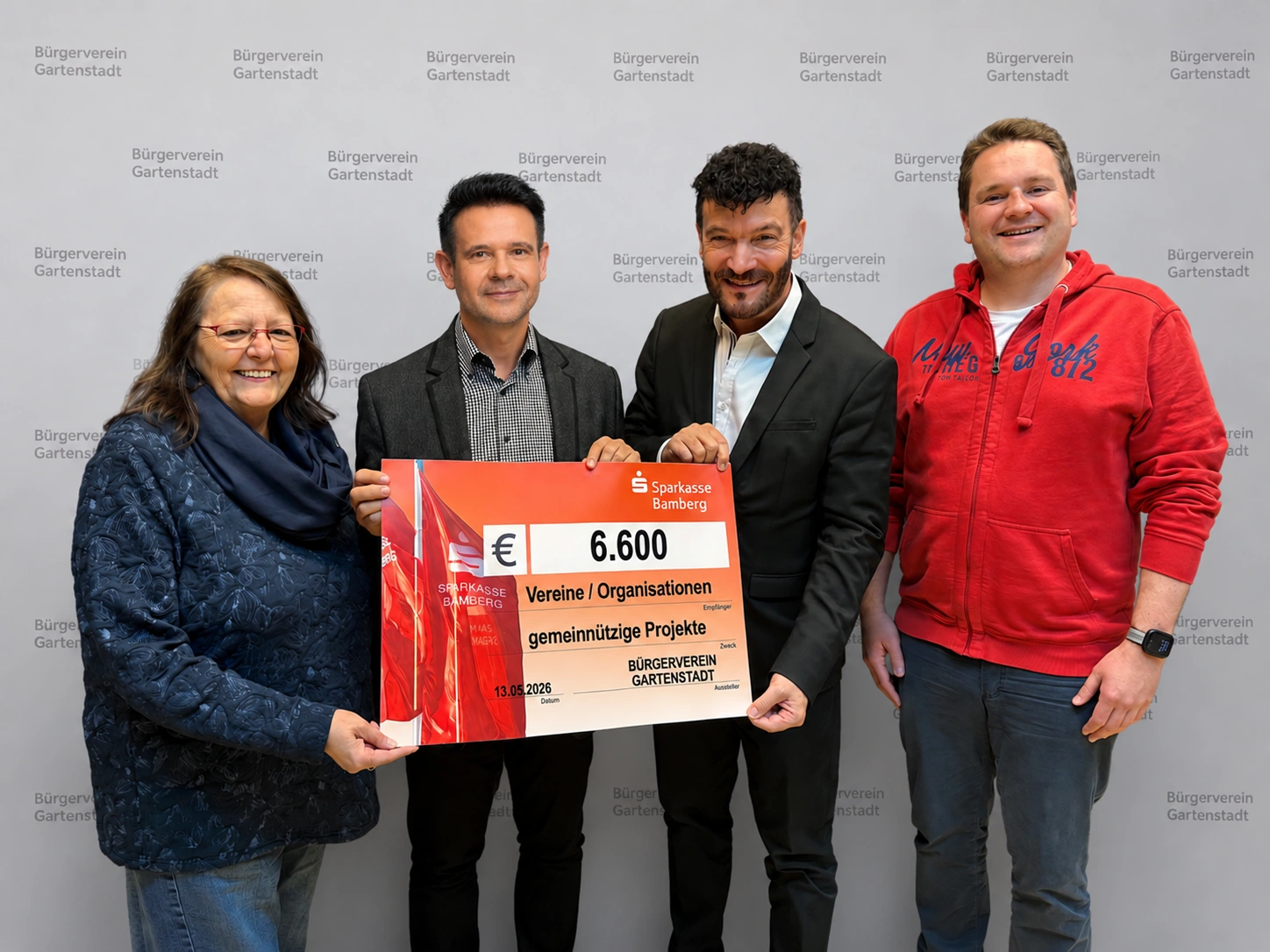 Übergabe eines Spendenschecks über 6.600 Euro