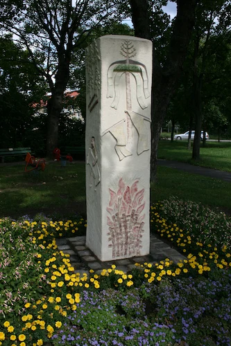 Stele mit Motiven der Siedlungsgeschichte